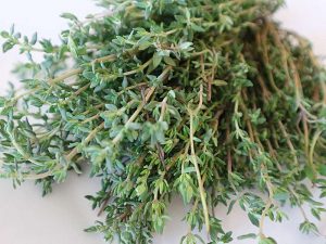 Thyme is not only a culinary herb but is also used as a natural remedy that can successfully support Macrorhabdosis therapy in some cases.. © cybercat/Pixabay
