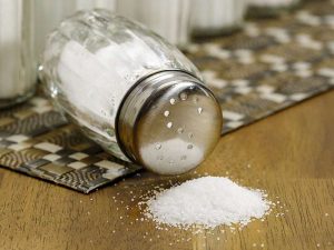 Salzige Lebensmittel und vom Vogel aufgepickte Salzkörner können bei den Tieren zu einer Kochsalzvergiftung führen. © Brun-nO/Pixabay