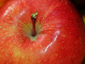 Aus fernen Ländern importiere Äpfel haben oft eine gewachste Schale, weshalb man sie am besten vor dem Servieren schälen sollte. © cocoparisienne/Pixabay