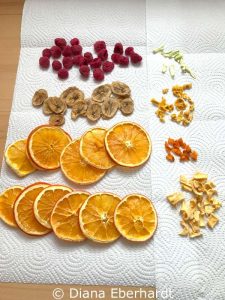 Gedörrtes Obst und Gemüse: Orange, Paprika, Banane, Aprikose, Himbeere und Apfel.