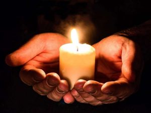 Das Anzünden einer Kerze kann ein schönes Ritual für Trauernde sein. © Myriams-Fotos/Pixabay