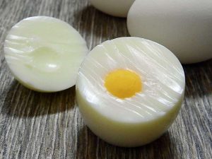 Hartgekochte Eier sind für Vögel ein Leckerbissen, der aber nicht zu oft gereicht werden sollte, weil er den Bruttrieb stark anregen kann. © Brun-nO/Pixabay