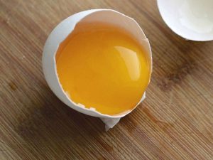 Aus frischen Eiern lässt sich für Vögel leicht Eifutter herstellen. © ponce_photography/Pixabay