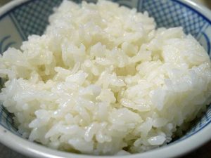 Ohne Salz gekochter Reis kann hin und wieder an Heimvögel verfüttert werden. © mikuratv/Pixabay