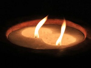 Mit einer Kerze lässt sich überprüfen, ob am Käfigstandort Zugluft weht - dann flackern und zucken die Flammen. © picknickerlars/Pixabay