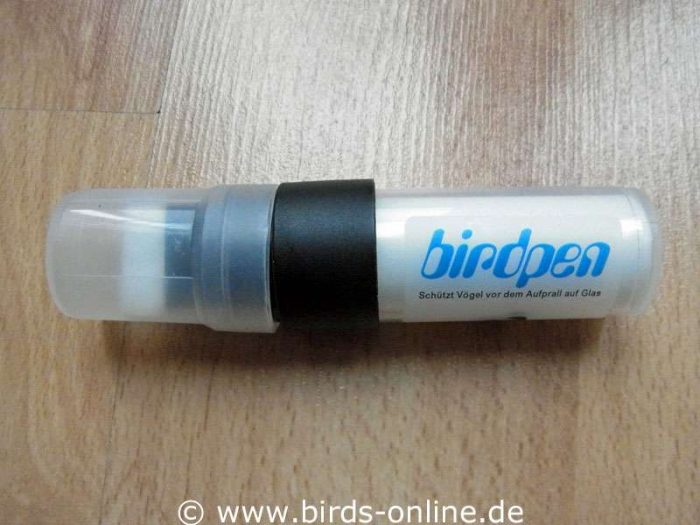 Mit dem BirdPen lassen sich Fensterscheiben gegen Vogelschlag, also Kollisionen von Vögeln mit dem Glas, schützen.