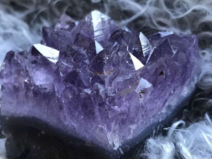 Dieser Amethyst gehört zu den Mineralien, Mineralstoffe sind etwas anderes, © art-of-joan/Pixabay