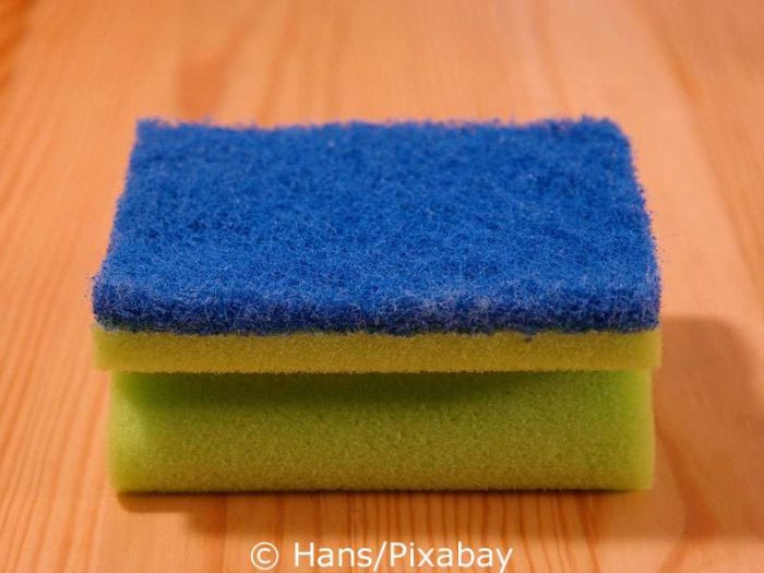 Desinfektionsmittel können zum Beispiel mit Putzschwämmchen auf Oberflächen verteilt werden